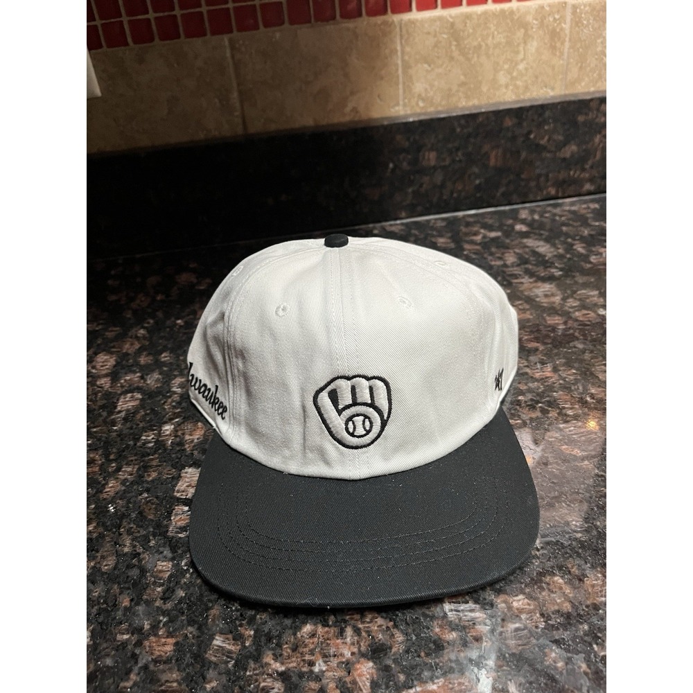 Men's '47 White/Black Milwaukee Brewers Foundation Captain Snapback Hat.
